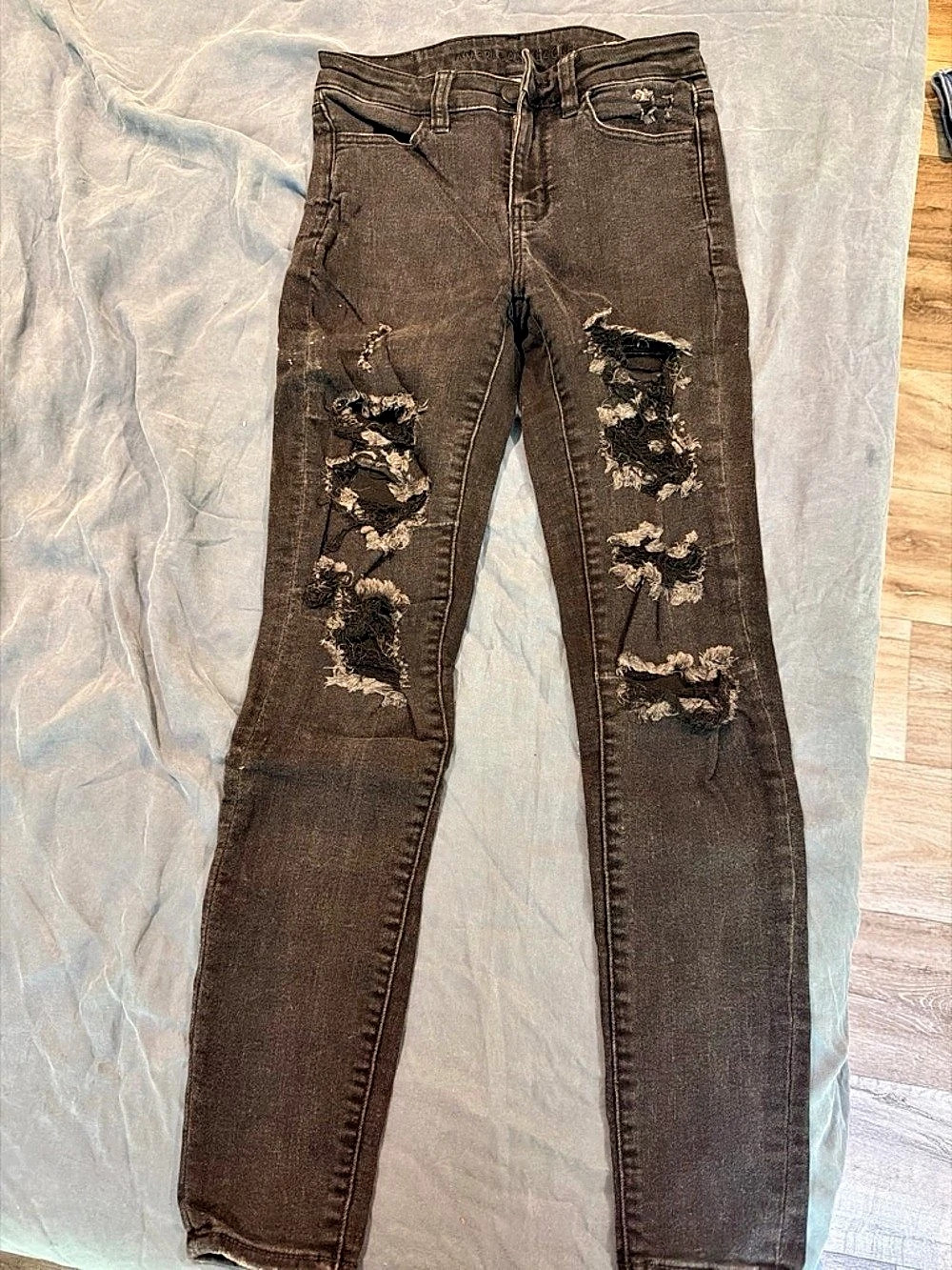 American Eagle Distressed Skinny Jeans in Black Size 4